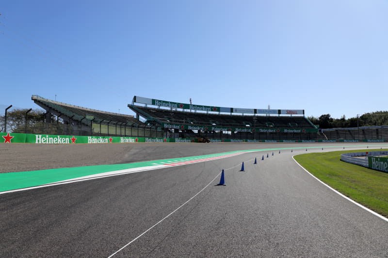 第1コーナー側進入方面から。ゼブラより左側がランオフエリア