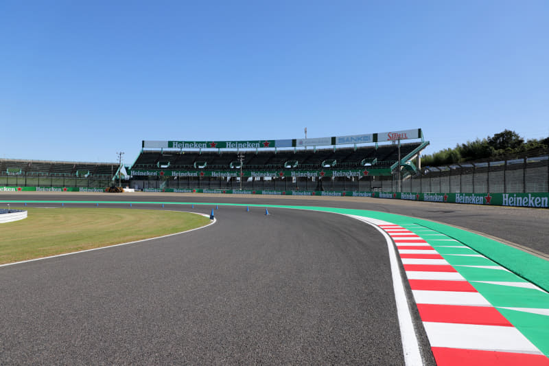 第2コーナー側立ち上がり方面から。写真右から奥がランオフエリア