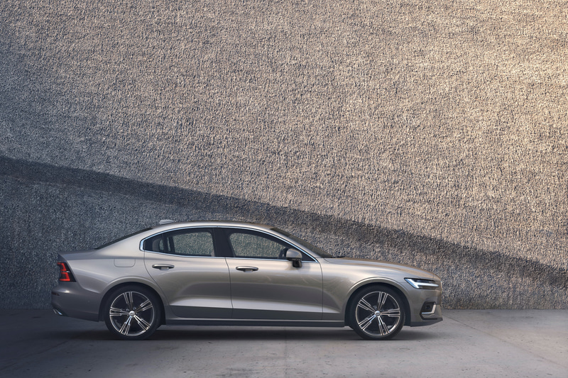 新型S60は電動化を見据えた取り組みの一環としてディーゼルエンジンのラインアップを持たない最初のモデル