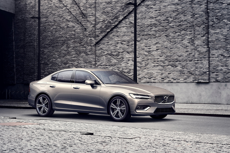 新型S60は電動化を見据えた取り組みの一環としてディーゼルエンジンのラインアップを持たない最初のモデル