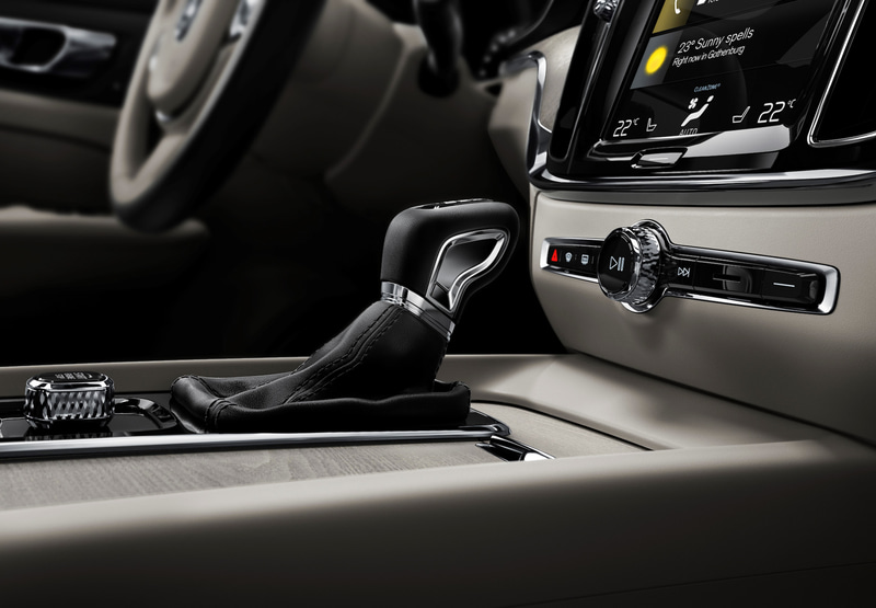 インテリアでは上級モデルの90シリーズと同機能を有するフロントシートを採用し、マッサージ機能やベンチレーション機能（Inscription グレードに標準装備）など、快適装備を充実させた