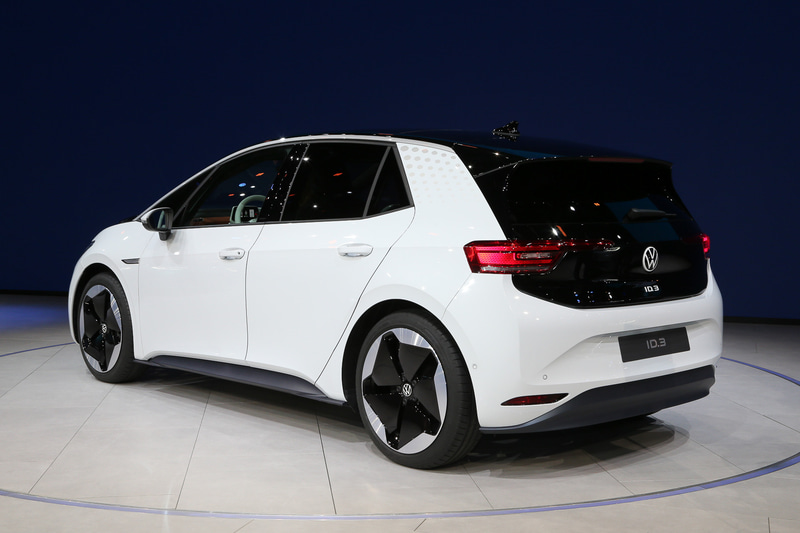 ボディサイズは4261×1809×1552mm（全長×全幅×全高）、ホイールベースは2765mm。航続距離が最大420km（WLTPモード）の58kWhのバッテリー搭載車が標準仕様で、オプションで最大330kmの45kWhのバッテリー搭載車、最大550kmの77kWhのバッテリー搭載車の3モデルを設定。ID.3 1STに搭載されるモーターは最高出力150kW、最大トルク310Nmを発生し、最高速は160km/hとのこと