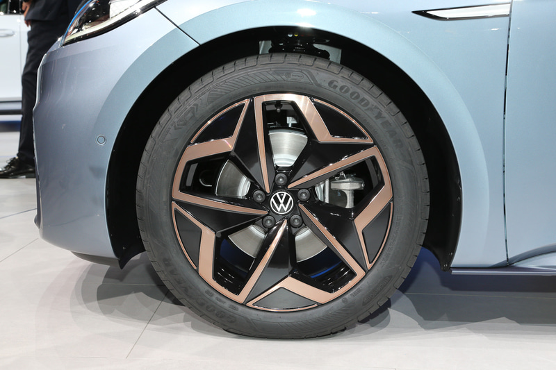 足下は19インチホイールにグッドイヤー「EfficientGrip」（タイヤサイズ：215/50R19）の組み合わせ