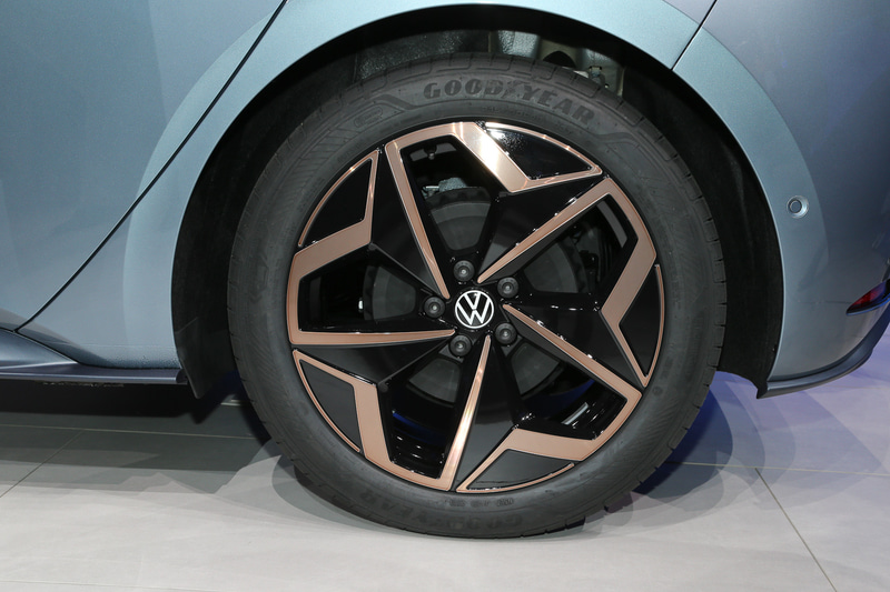 足下は19インチホイールにグッドイヤー「EfficientGrip」（タイヤサイズ：215/50R19）の組み合わせ