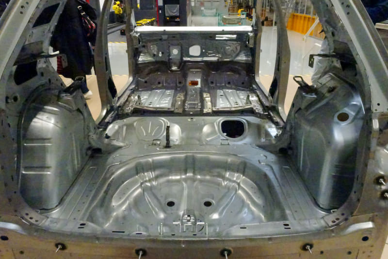 現行ゴルフ（左）とID.3（右）のホワイトボディをリアから。フロアの形状違いがよく分かる