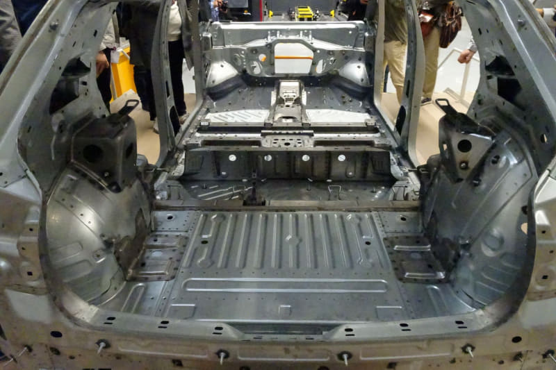 現行ゴルフ（左）とID.3（右）のホワイトボディをリアから。フロアの形状違いがよく分かる