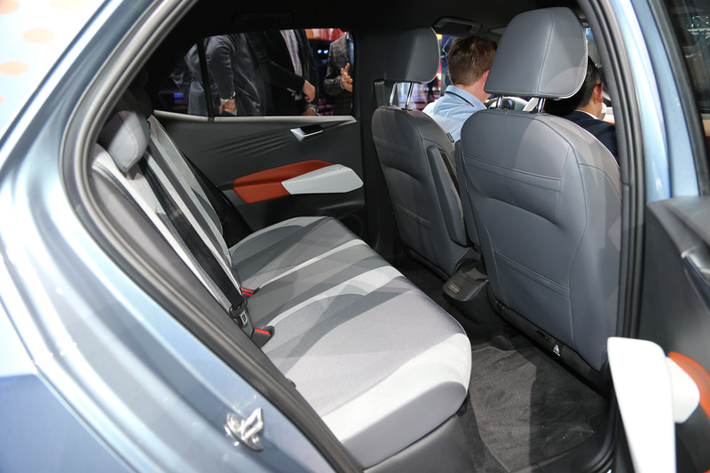 インテリアでは短いオーバーハングにより実現したロングホイールベース、センタートンネルなしのデザインなどによって1つ上のセグメントに匹敵する居住スペースを確保