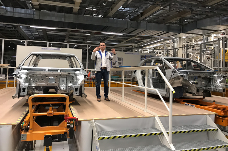 ツヴィッカウ工場で現行ゴルフ（左）とID.3（右）のホワイトボディの現物を比較