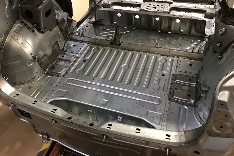 ID.3のホワイトボディ。フロアの横方向に太いフレームが2本設けらるため、現行型ゴルフと比べるとフロアが高く感じられる