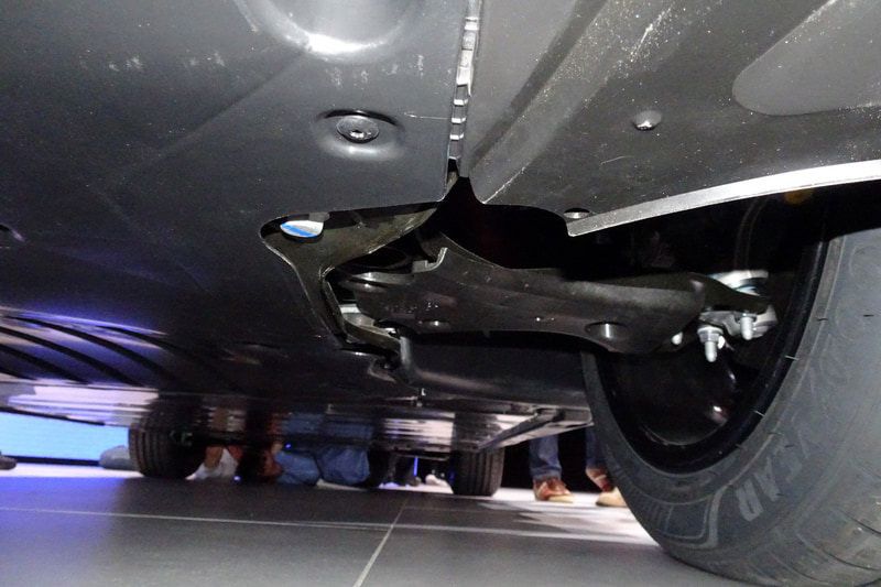 フラットなフロア下。前後サスペンションのアーム類やその周囲には整流を目的とした造形が見られる