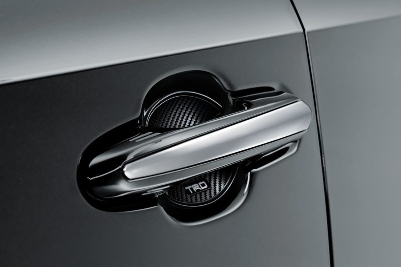 ドアハンドルプロテクター：6000円（税別）/台は、ブラック（左）とシルバー（右）を用意