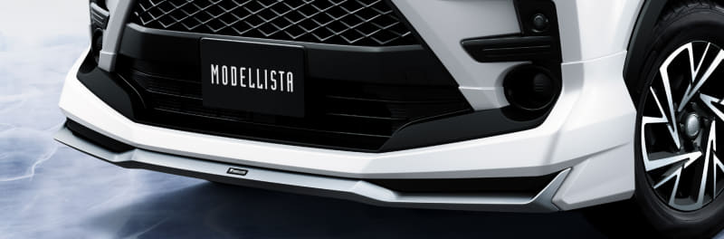 ワイド方向に伸びやかな造形とウィング形状の金属調加飾を施し、スポーティかつ洗練されたフロントスポイラー