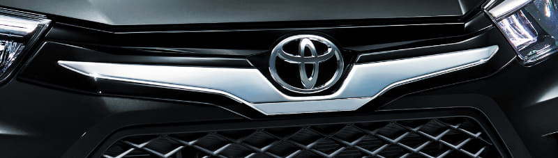 左右に延びるメッキ加飾でワイド感と精悍さを演出するフロントグリルカバー（左）とバックドアガーニッシュ（右）。セットになった「クールシャインキット」もある