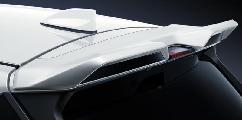 ルーフを伸びやかに見せるリヤスポイラーは、左右をダクト風にブラックアウトすることでスポーティなリヤビューを演出