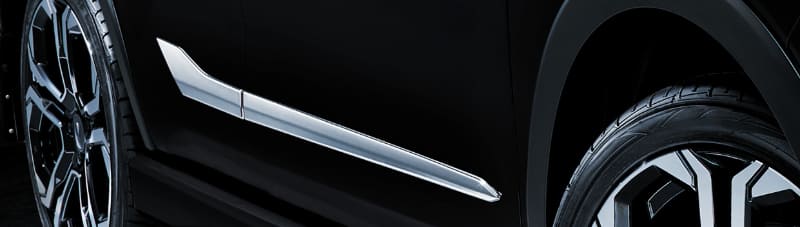 伸びやかなメッキ加飾により、上質で洗練されたサイドビューを表現するサイドドアガーニッシュ