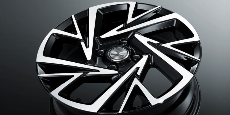 16インチいアルミホイールセットは、5本のシャープかつ躍動的なスポークが軽快な足まわりを演出する「KYOHO FORTIBLE BM-III（ブラック×ポリッシュ）」