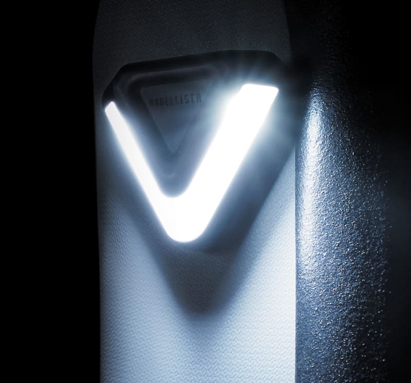 運転席・助手席それぞれのドア開閉に連動して点灯。ホワイトビームが広角に足元を照射するLED スマートフットライト