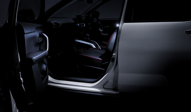 運転席・助手席それぞれのドア開閉に連動して点灯。ホワイトビームが広角に足元を照射するLED スマートフットライト