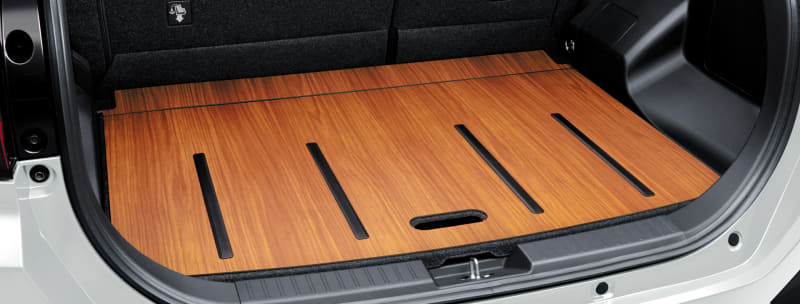 ラゲージボードを木目調のフローリングにし、高級感を演出するラゲージウッドデッキ