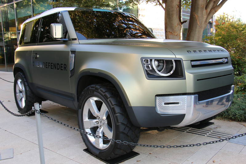 会場となった代官山T-SITEの旧山手通りに面した一角に、11月2日に開催されたラグビーワールドカップ 2019 日本大会の表彰式で「ウェブ・エリス・カップ」を運んだ新型「ディフェンダー」（試作車）が展示された