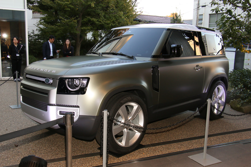 ディフェンダー 90ではショートホイールベースの3ドアボディを採用。ロングホイールベースモデルは「ディフェンダー 110」となる