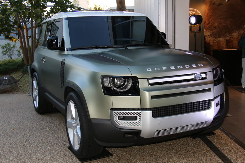 ディフェンダー 90ではショートホイールベースの3ドアボディを採用。ロングホイールベースモデルは「ディフェンダー 110」となる