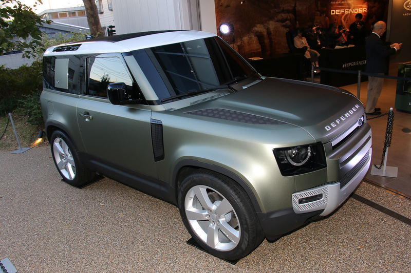 ディフェンダー 90ではショートホイールベースの3ドアボディを採用。ロングホイールベースモデルは「ディフェンダー 110」となる