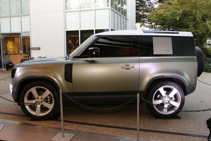 ディフェンダー 90ではショートホイールベースの3ドアボディを採用。ロングホイールベースモデルは「ディフェンダー 110」となる