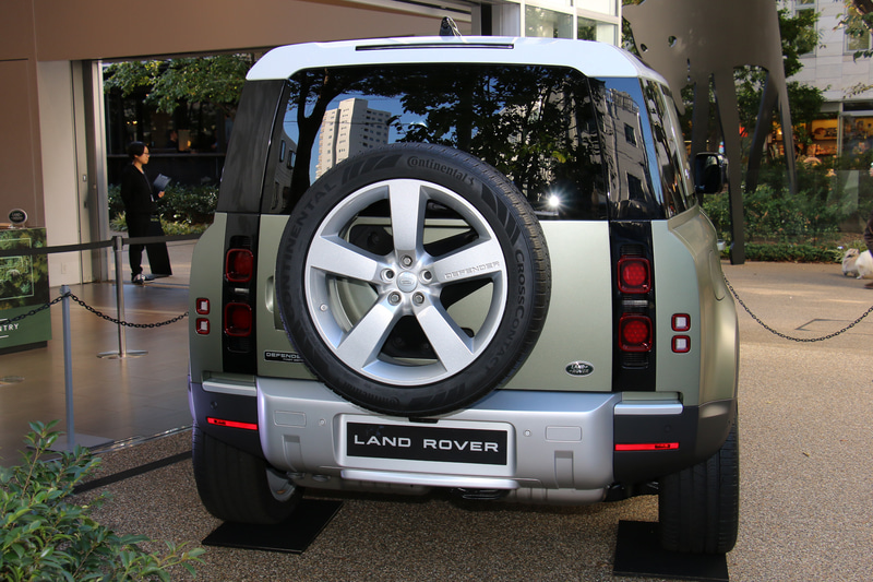 ディフェンダー 90ではショートホイールベースの3ドアボディを採用。ロングホイールベースモデルは「ディフェンダー 110」となる