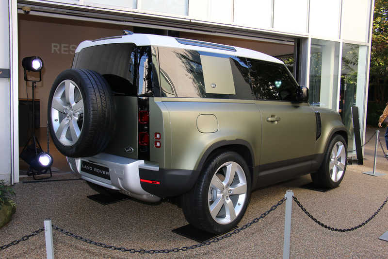 ディフェンダー 90ではショートホイールベースの3ドアボディを採用。ロングホイールベースモデルは「ディフェンダー 110」となる