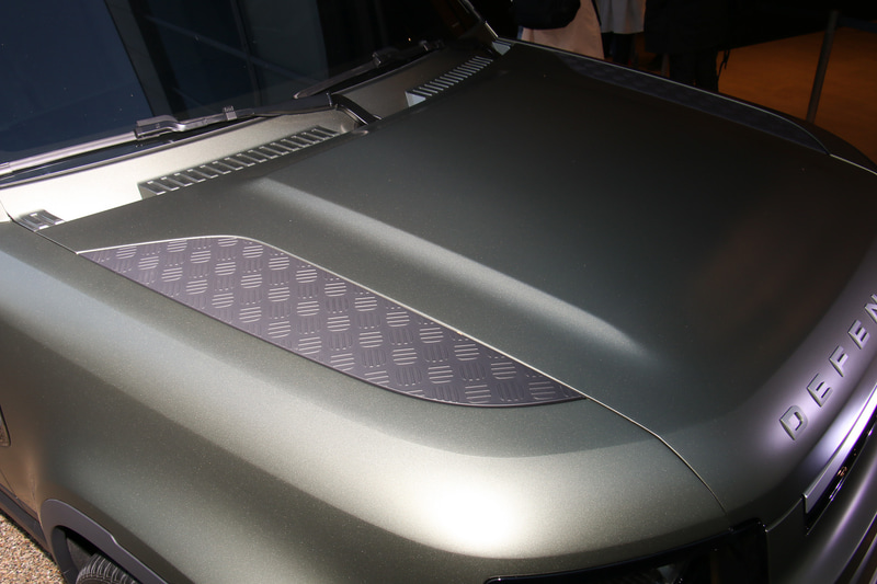 ボンネットの両サイドに滑り止め風のアクセントを装着