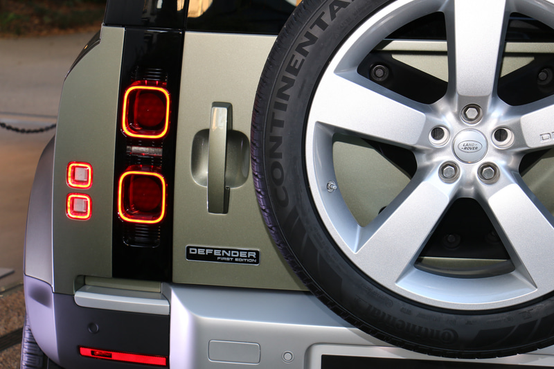 横開き式のリアハッチやむき出しの背面スペアタイヤをデザインキーとして初代モデルから継承。潔く切り落としたようなリアのボディラインも特長としている