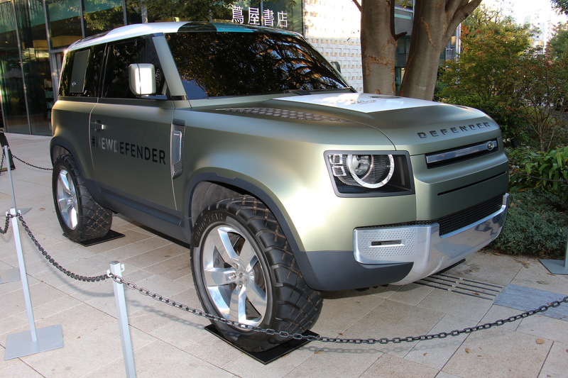 ラグビー日本代表チームのキャプテンを務めたリーチ・マイケル選手がドライバーを務め、前回大会で優勝したニュージーランド代表チーム 元キャプテンのリッチー・マコウ氏がウェブ・エリス・カップを手に登場した実際の車両。試作車とのことで、細部がわずかに生産モデルとは異なっている