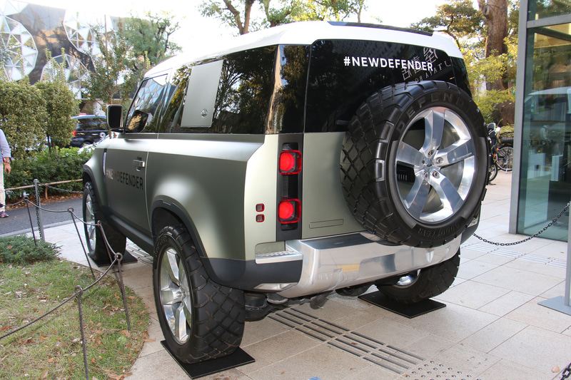 ラグビー日本代表チームのキャプテンを務めたリーチ・マイケル選手がドライバーを務め、前回大会で優勝したニュージーランド代表チーム 元キャプテンのリッチー・マコウ氏がウェブ・エリス・カップを手に登場した実際の車両。試作車とのことで、細部がわずかに生産モデルとは異なっている