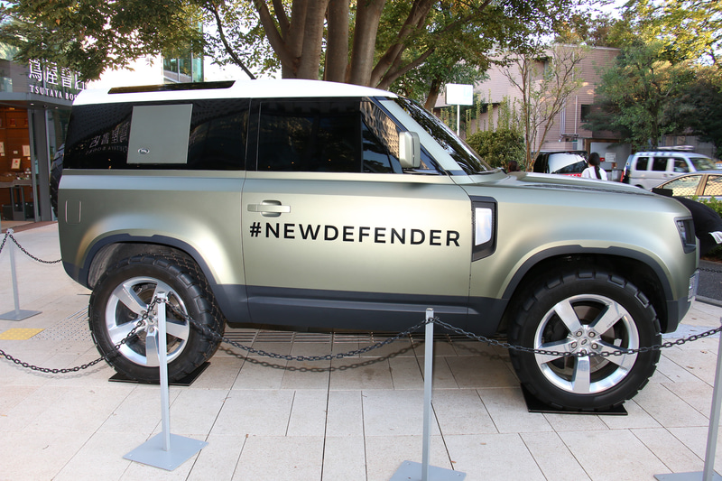 ドアパネルに「＃NEWDEFFENDER」の文字