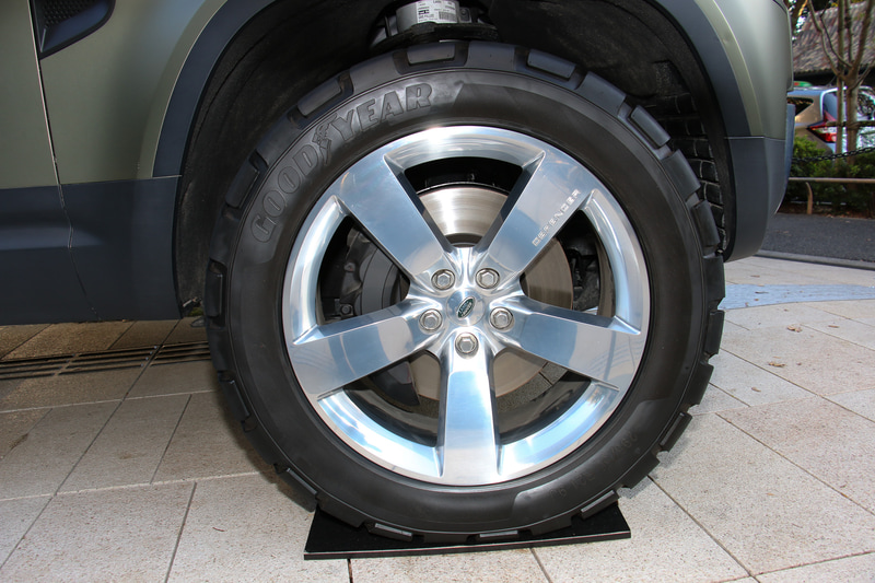 グッドイヤー製のタイヤを装着。タイヤサイズは前後とも295/50R21