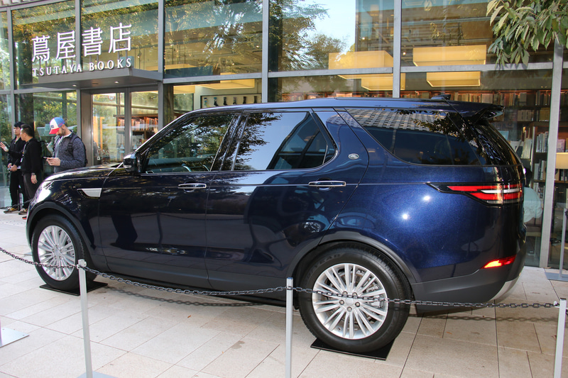 代官山T-SITEではフルサイズSUV「ディスカバリー」も車両展示