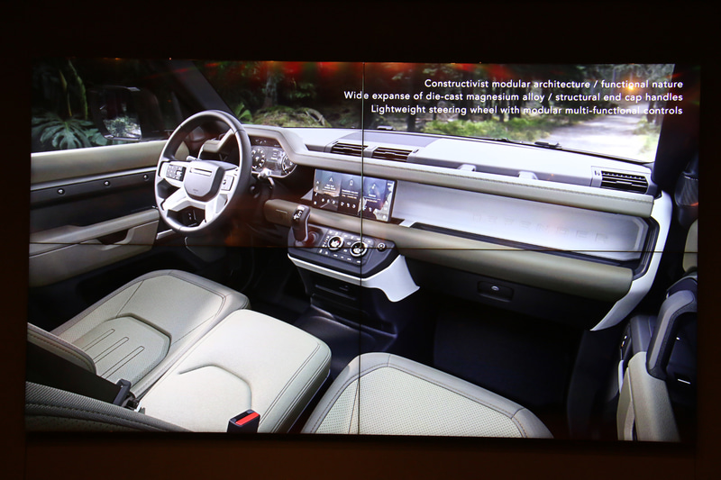 モジュラーアーキテクチャーデザインのインテリアでは、アルミダイキャストのパーツを採用。グリップ類も充実させ、使い勝手もデザインに内包させている