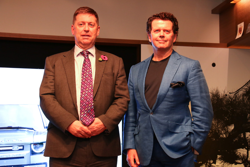 プレゼンテーション終了後に、マデン氏とマクガバン氏によるフォトセッションも実施