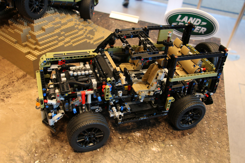 インテリアからエンジンルーム内までレゴブロックを使ってしっかりと再現している