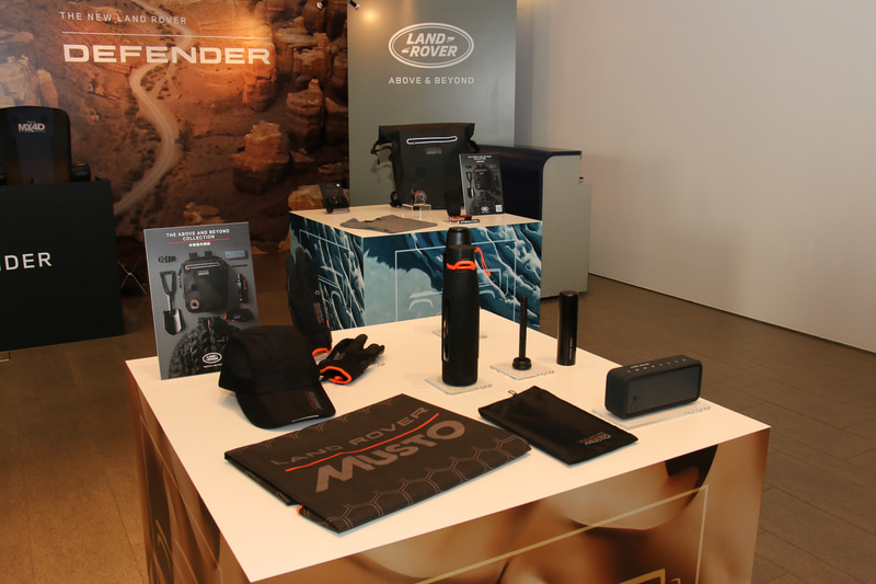 来春発売予定という「THE ABOVE AND BEYOND COLLECTION」の各種グッズも展示された