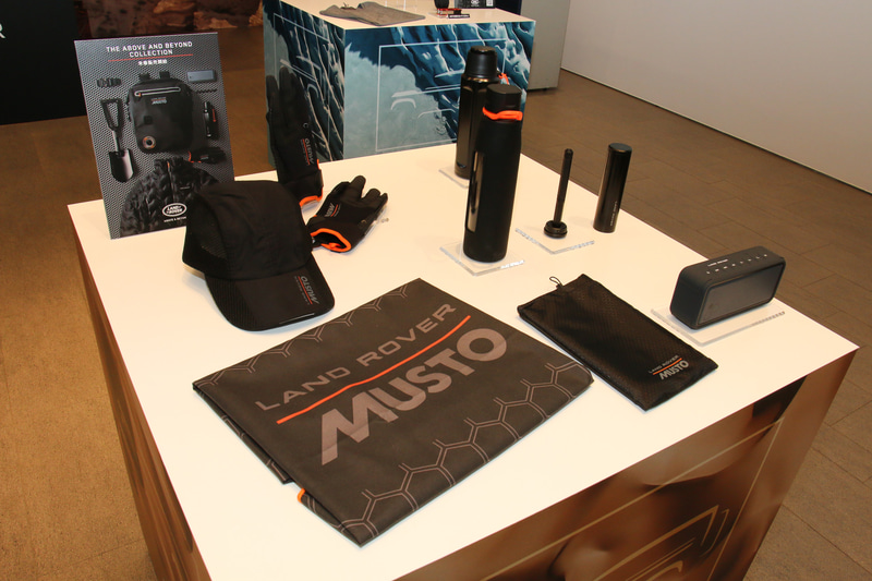 来春発売予定という「THE ABOVE AND BEYOND COLLECTION」の各種グッズも展示された