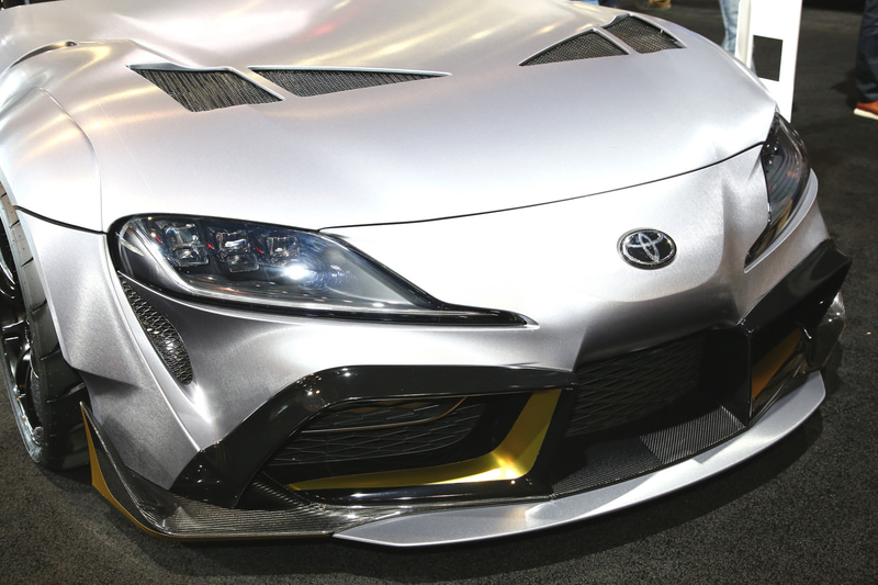 フロントスポイラーは、すでに市販化されているTRDのGRフロントスポイラーのセンター部分にリップを追加している