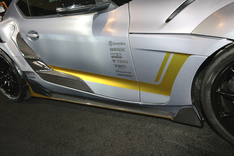 サイドスカートとサイドドアガーニッシュは、一部の加工は行なっているが市販化しているものを使っている