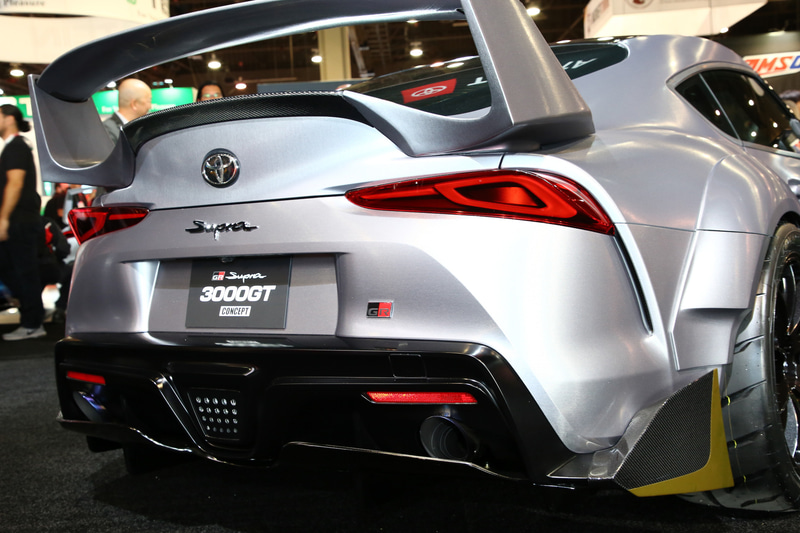 リアはトランクスポイラーとウイング、リアサイドスポイラーなどで構成している。リアウイングは、TRD 3000GTで用いたデザインがベースとなる。マフラーはHKS製のカスタムエキゾーストを装着