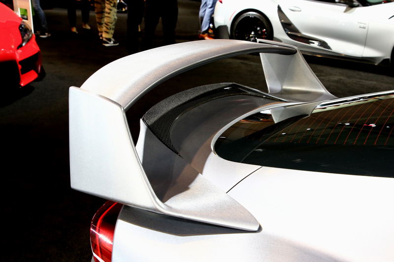 リアはトランクスポイラーとウイング、リアサイドスポイラーなどで構成している。リアウイングは、TRD 3000GTで用いたデザインがベースとなる。マフラーはHKS製のカスタムエキゾーストを装着