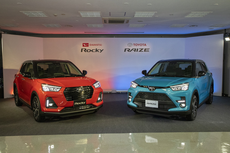 ダイハツ工業「ロッキー」（左）と、トヨタ自動車「ライズ」（右）