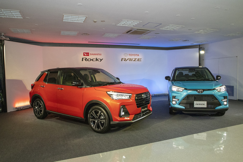 手前がダイハツ工業の新型コンパクトSUV「ロッキー」