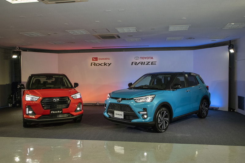 右手側がトヨタ自動車の新型コンパクトSUV「ライズ」。2台並んだのは今回が初となる