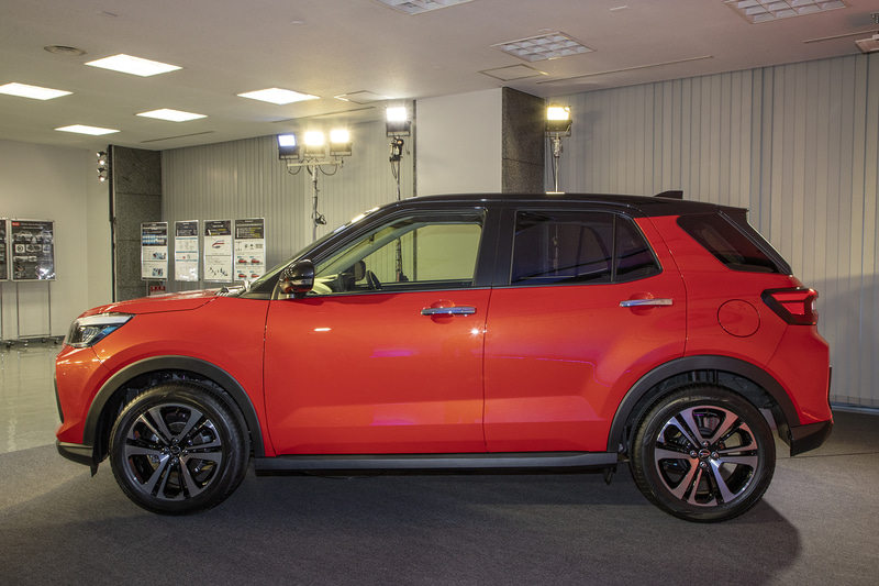 ダイハツ ロッキー。ボディカラーは新色のコンパーノレッド。ユーザー層は若い世代の男女がメインになる想定だが、子離れ世代のダウンサイザーにもマッチするクルマであるとのこと